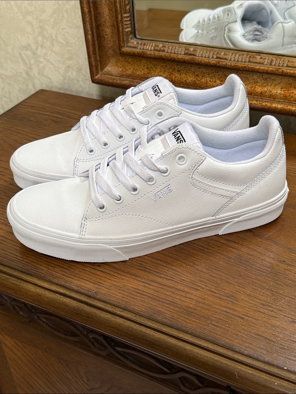 New w/o tag. VANS  Seldan women’s  White Low-Top Canvas Sneakers. Size 9 1/2.